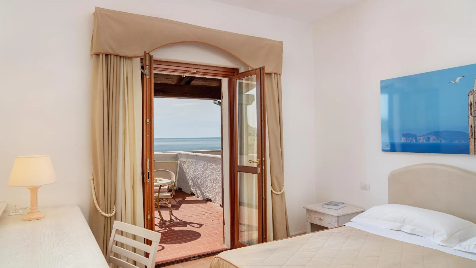 Hotel Punta Negra Fertilia 4*,  Italien